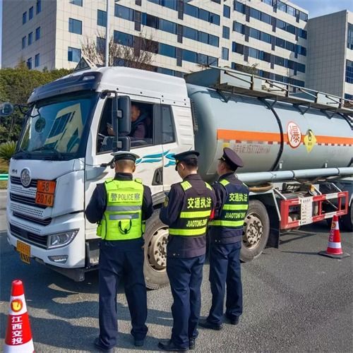 宜春市交通運輸執法支隊 守護旅客平安回家路，保障城市配送運輸服務